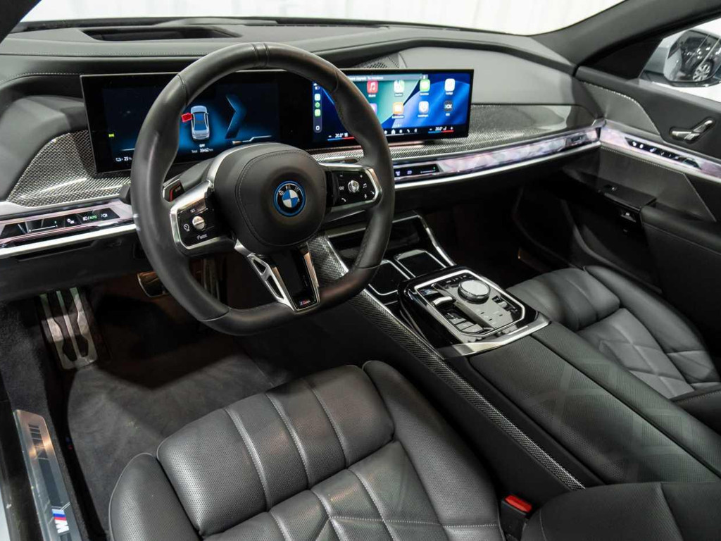 BMW i7
