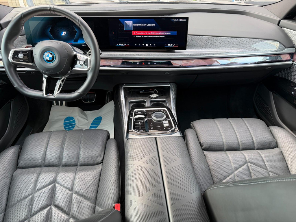 BMW i7