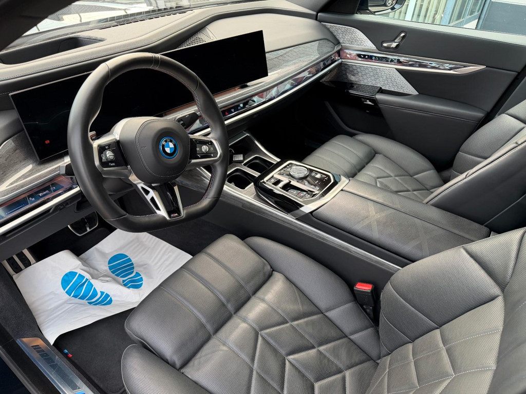 BMW i7