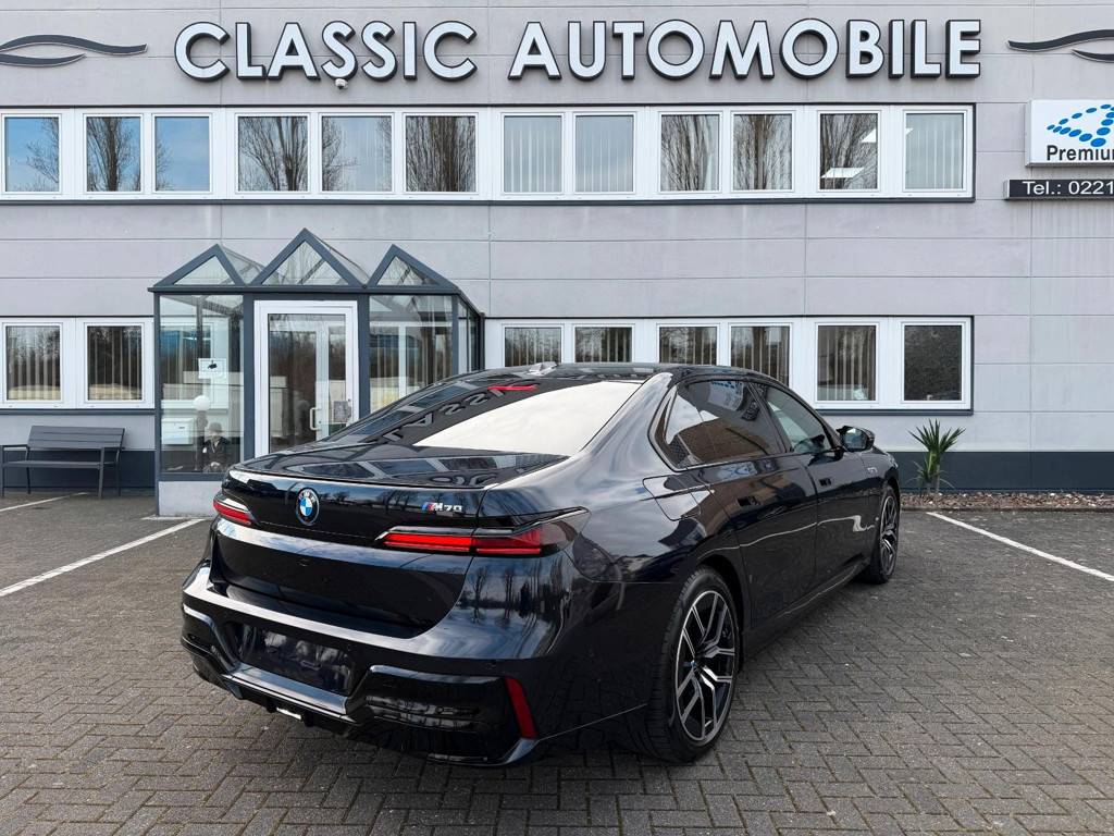 BMW i7