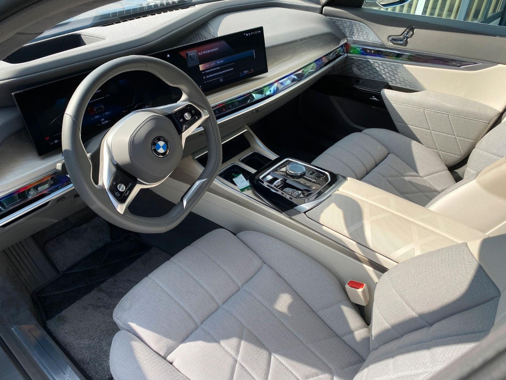 BMW i7
