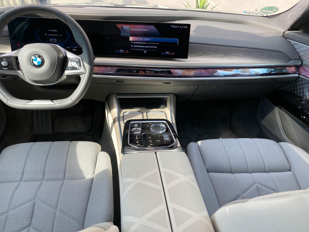 BMW i7
