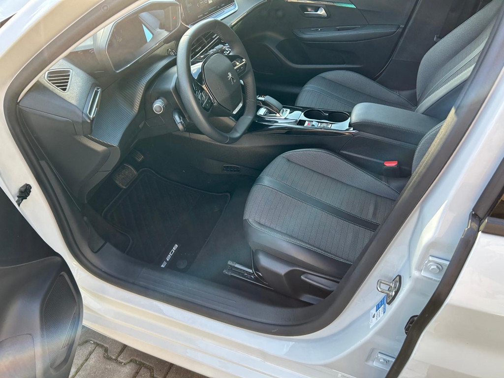 Peugeot e-208