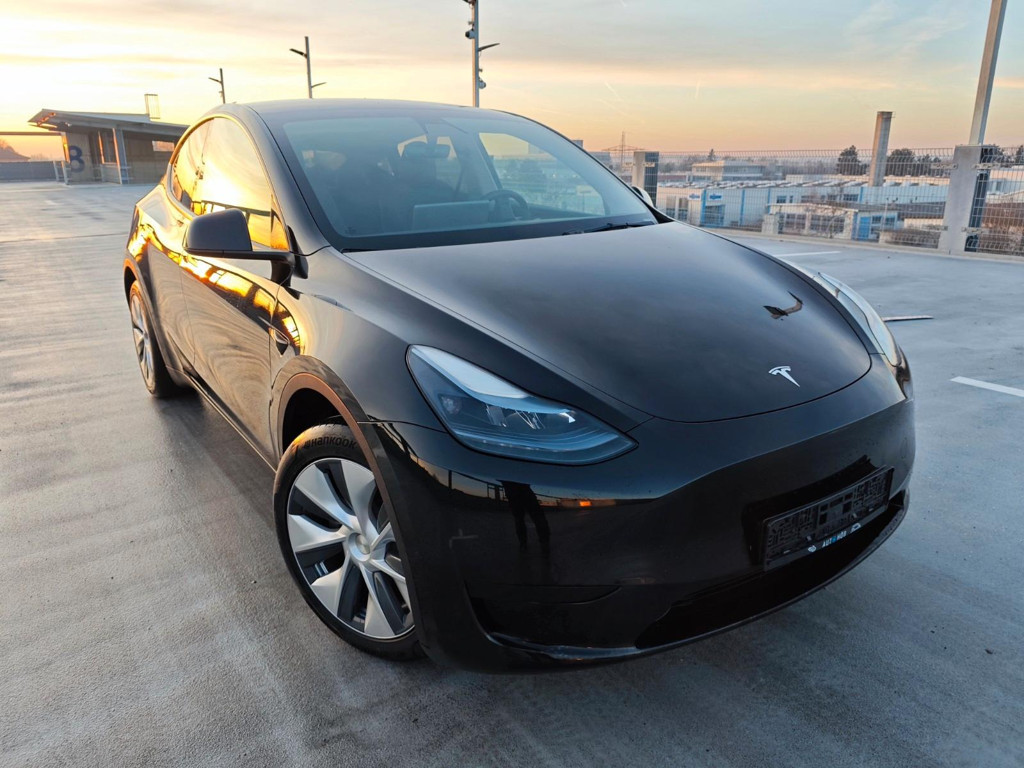 Tesla Model Y RWD Standard Range