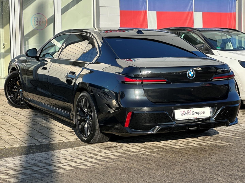 BMW i7