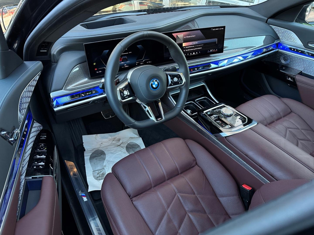 BMW i7