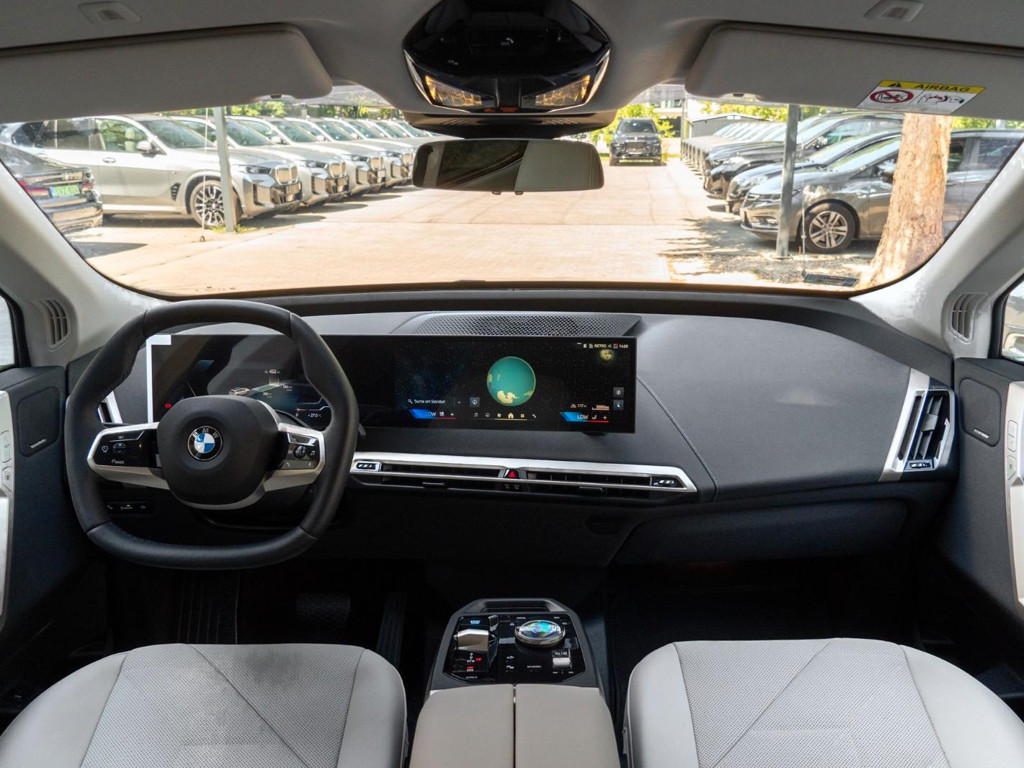 BMW iX