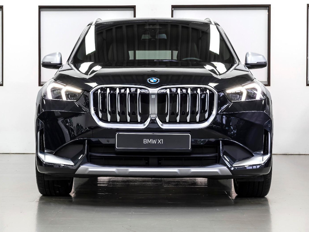 BMW iX1 xd30 LCP HUD ACC DA+ AG 360° AHK DAB HiFi 19"