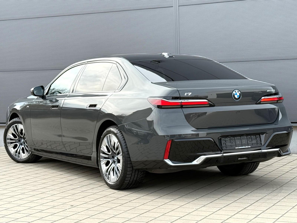 BMW i7