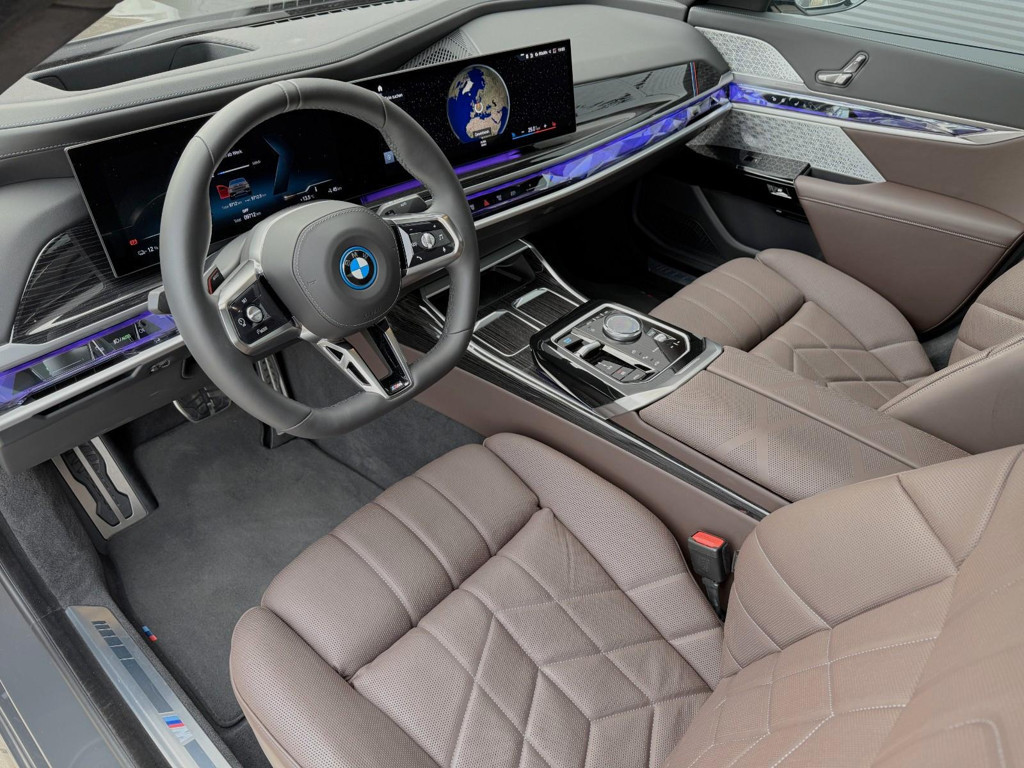 BMW i7