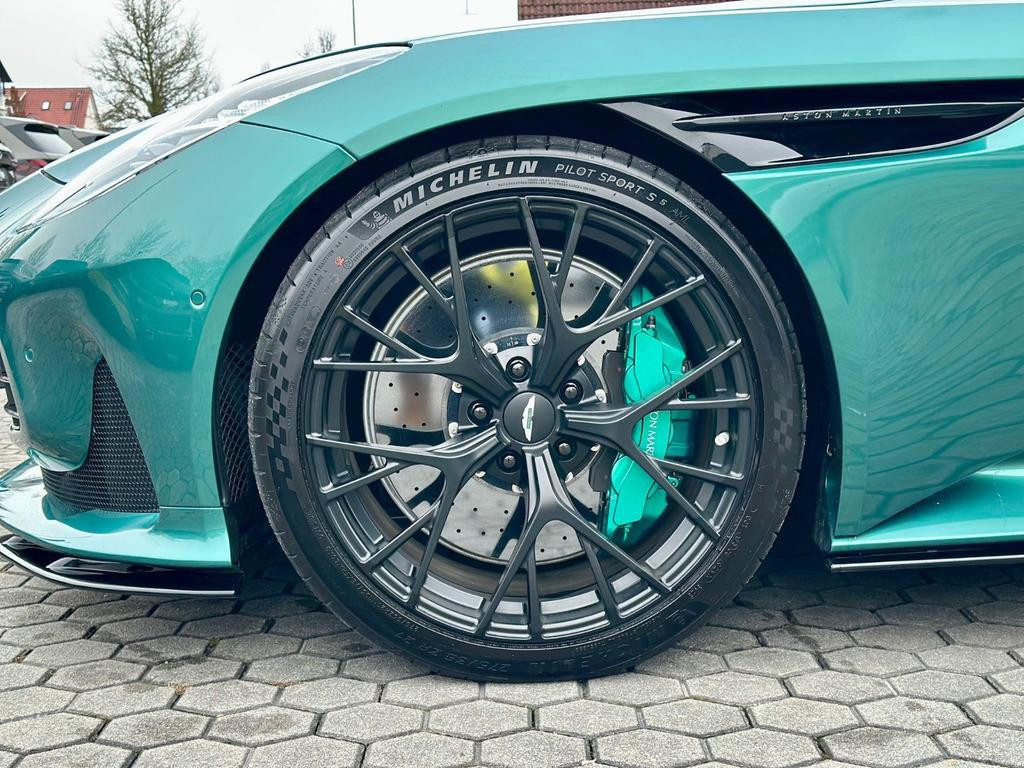 Aston Martin DB12