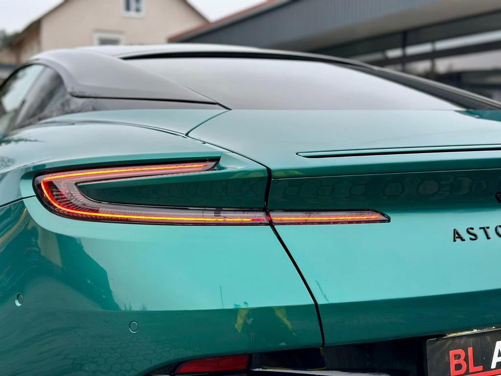 Aston Martin DB12