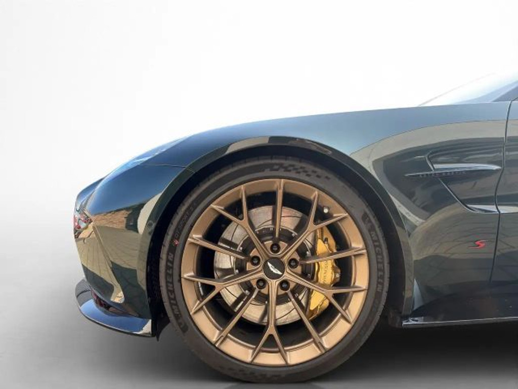 Aston Martin V8