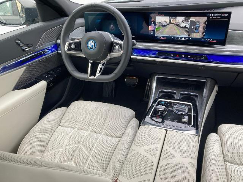 BMW i7