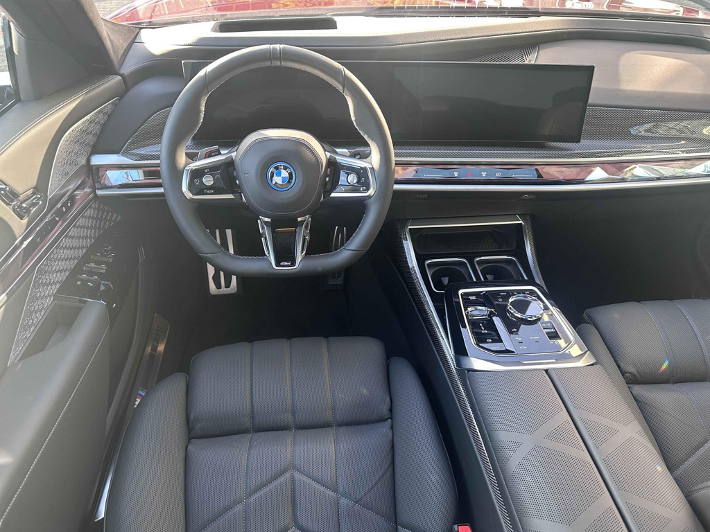 BMW i7