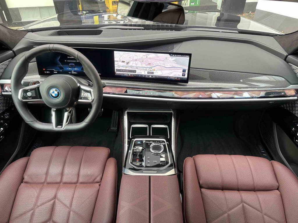 BMW i7
