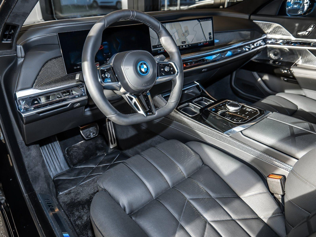 BMW i7