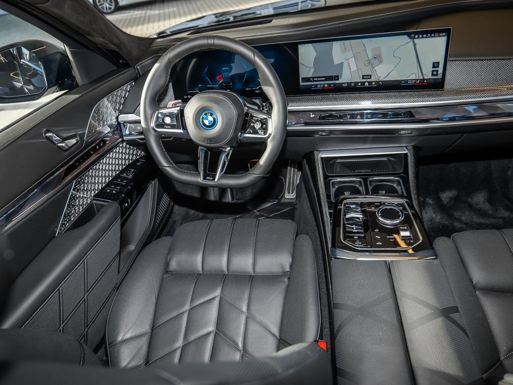 BMW i7