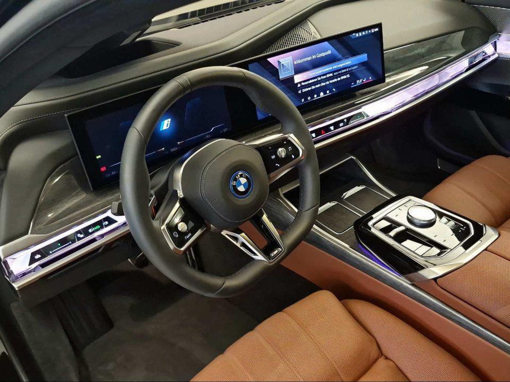 BMW i7