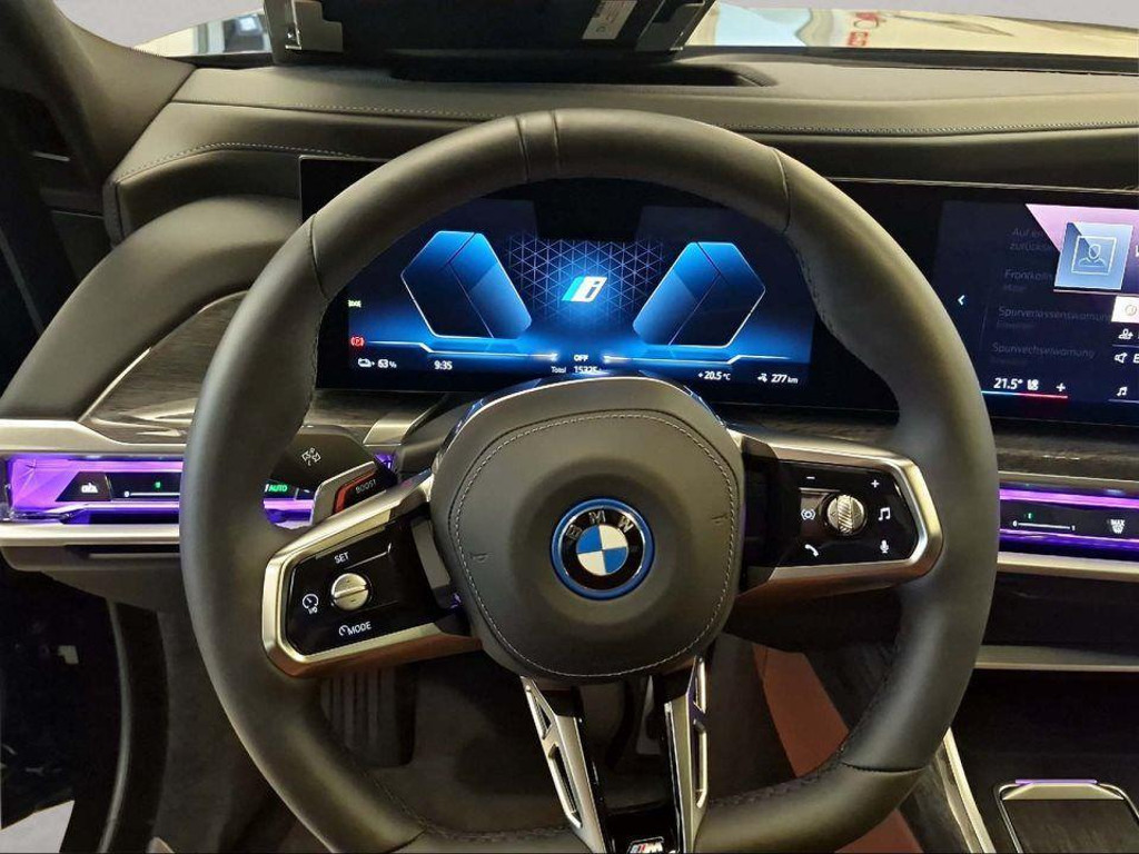 BMW i7