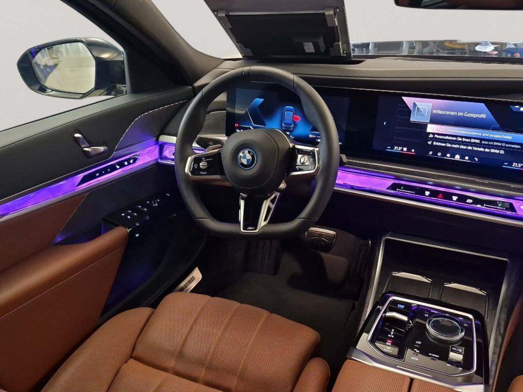 BMW i7