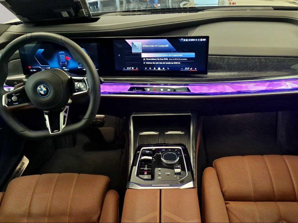 BMW i7