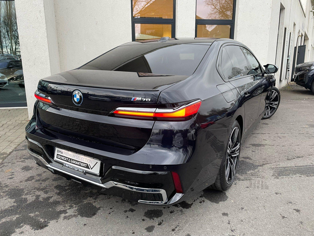BMW i7