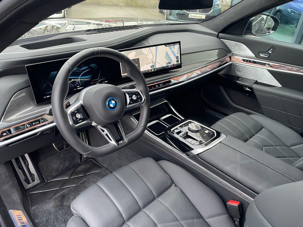 BMW i7