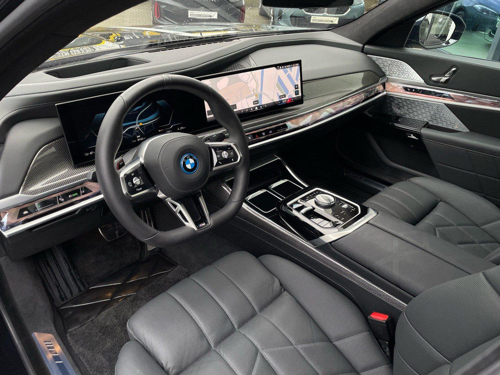 BMW i7