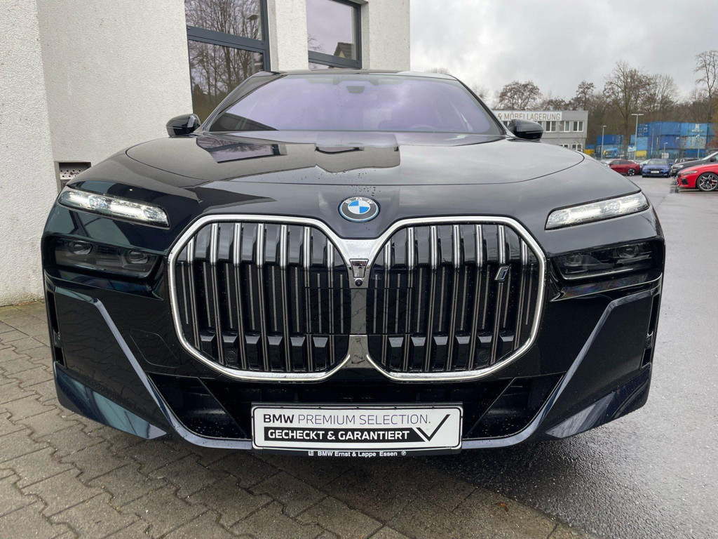 BMW i7