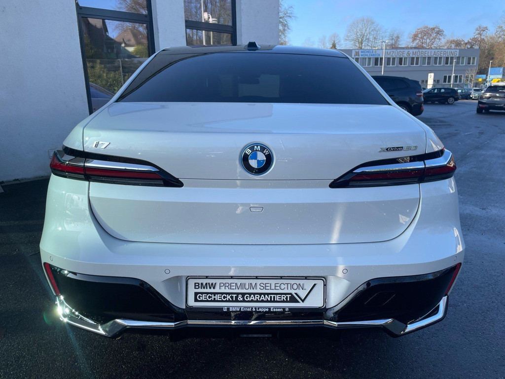 BMW i7