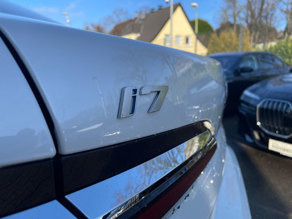 BMW i7