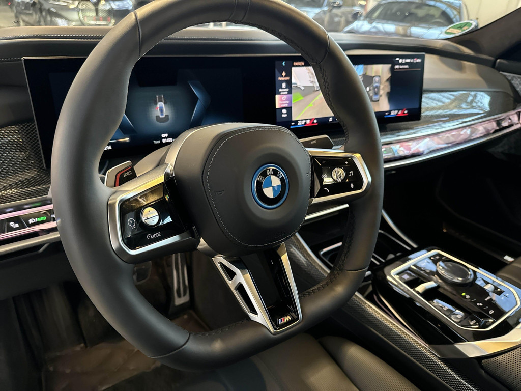 BMW i7