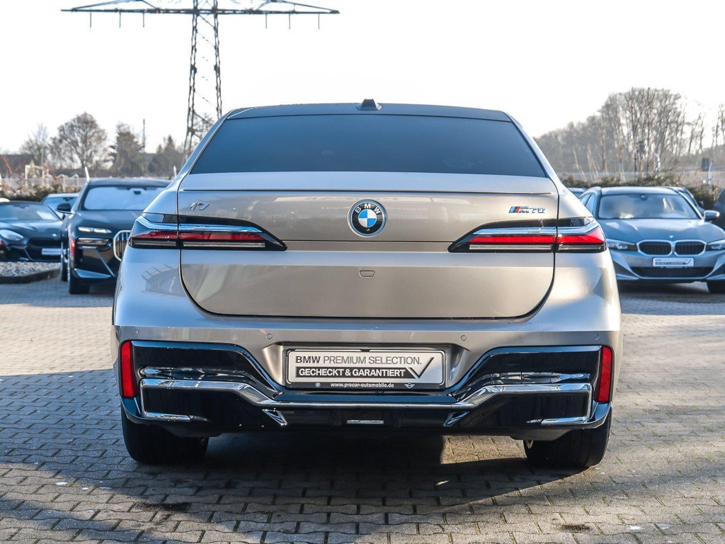 BMW i7