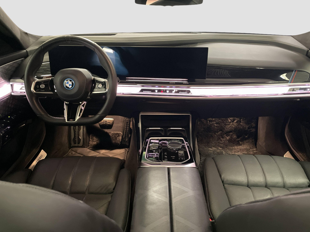 BMW i7
