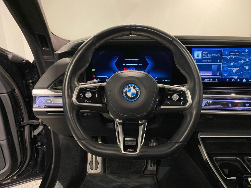BMW i7