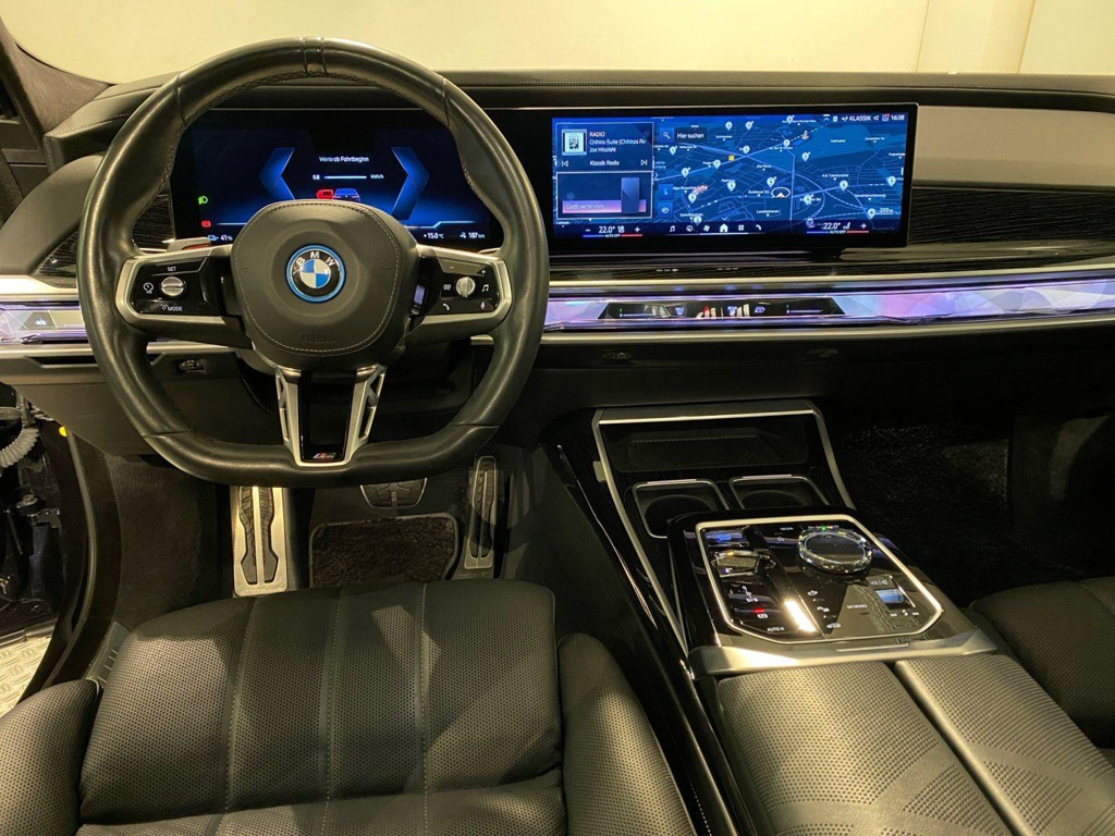 BMW i7