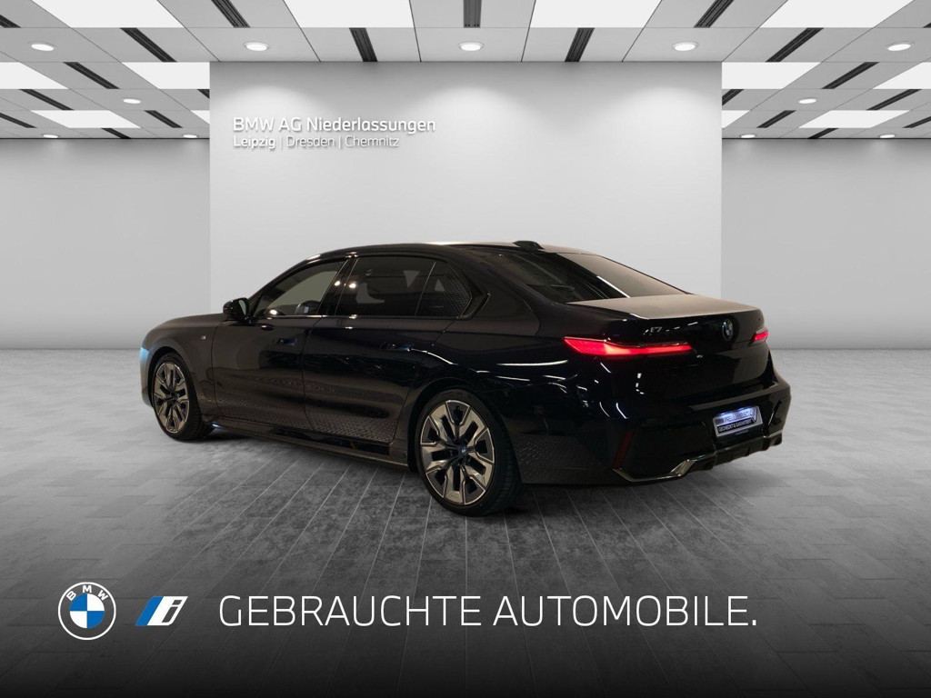 BMW i7