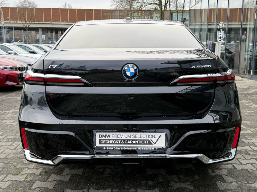 BMW i7
