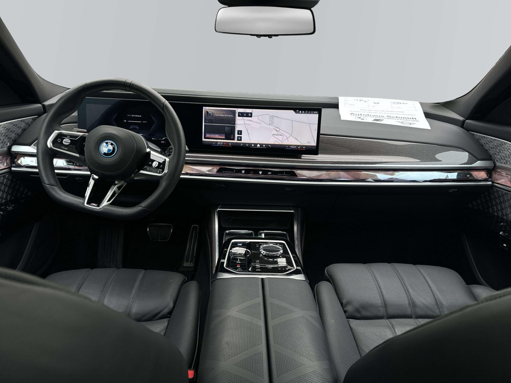 BMW i7
