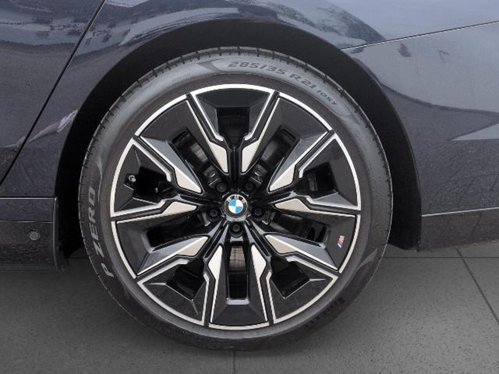 BMW i7