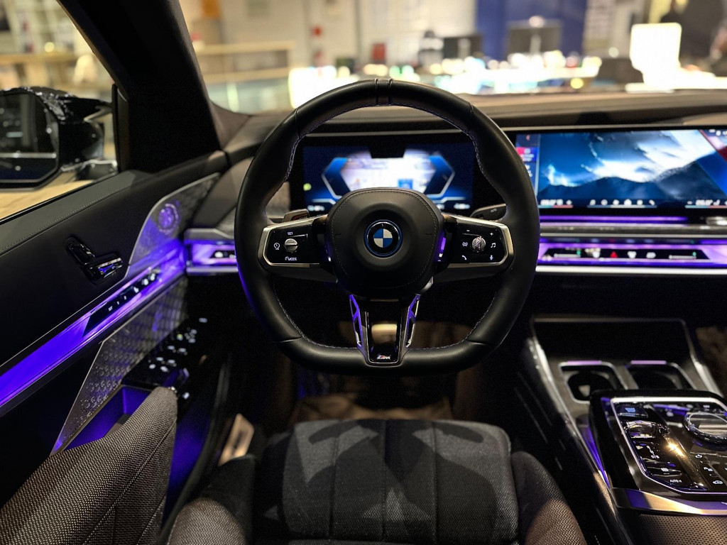 BMW i7