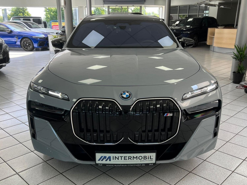 BMW i7