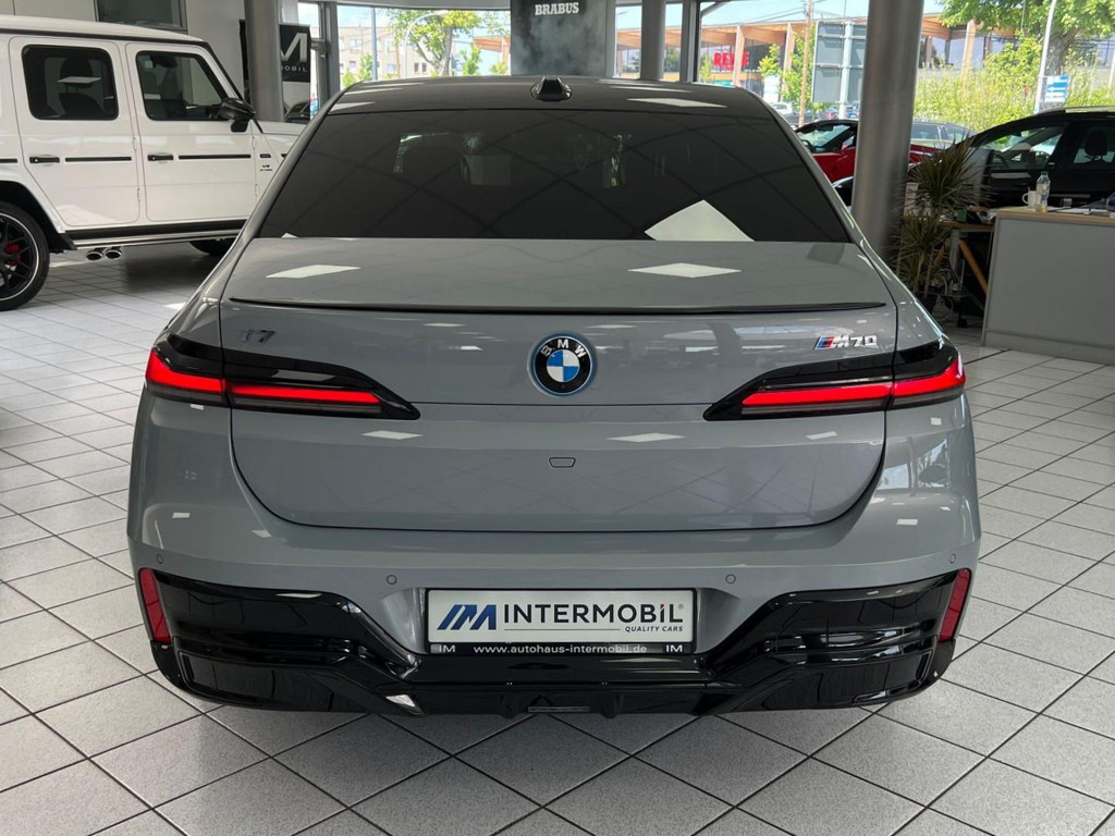 BMW i7