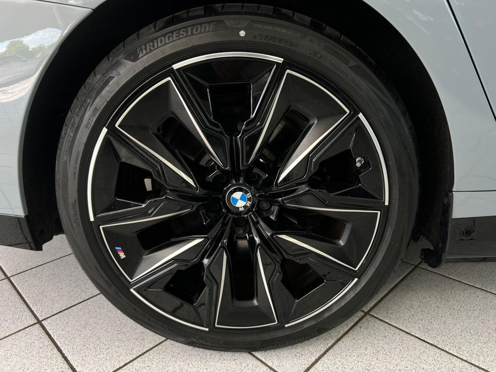 BMW i7