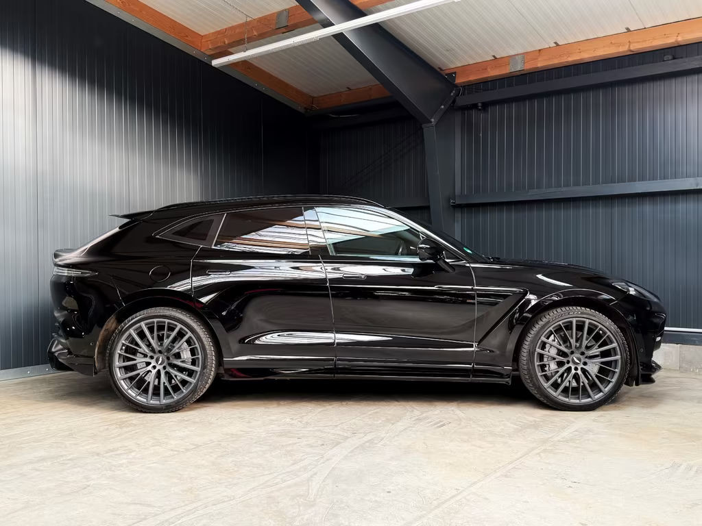 Aston Martin DBX V8