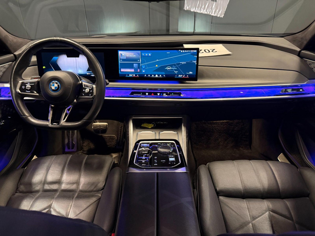 BMW i7