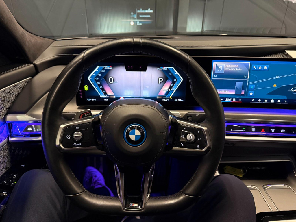 BMW i7