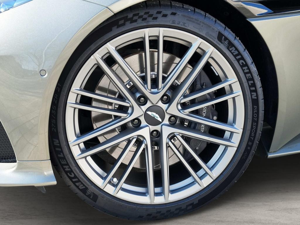 Aston Martin DB12