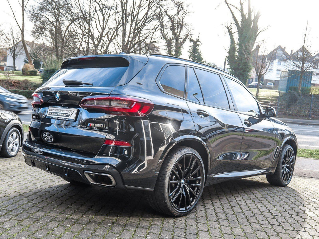BMW X5 M50i
